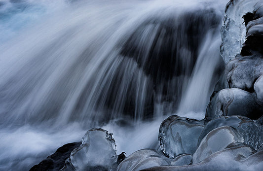 Fototapete-VLIES-WASSERFALL-(8209S)-Wand-Tapete-Nach-Maß-Felsen Kaskade Bach XXL